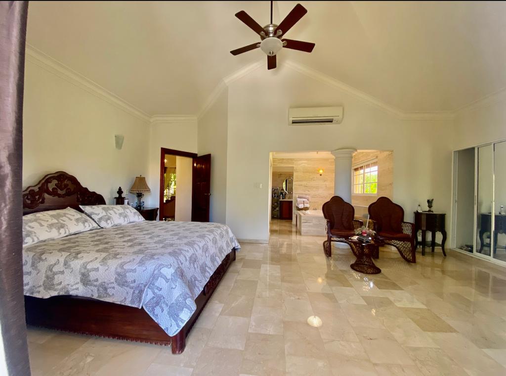 casa-de-2-niveles-de-venta-barata-con-3-habitaciones-en-juan-dolio-republica-dominicana