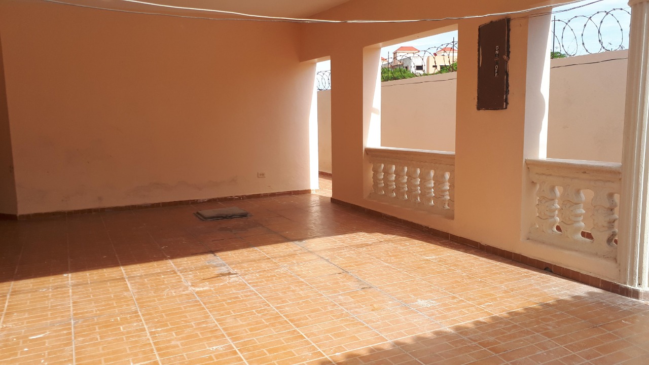 casa-de-tres-niveles-de-venta-en-santo-domingo