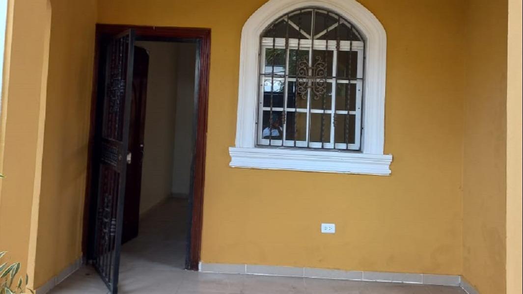 casa-de-venta-de-2-niveles-y-con-3-habitaciones-en-los-corales-del-sur-santo-domingo-danilsa-7-.jpeg