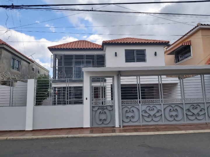 casa-grande-de-tres-habitaciones-de-venta-en-santo-domingo-este